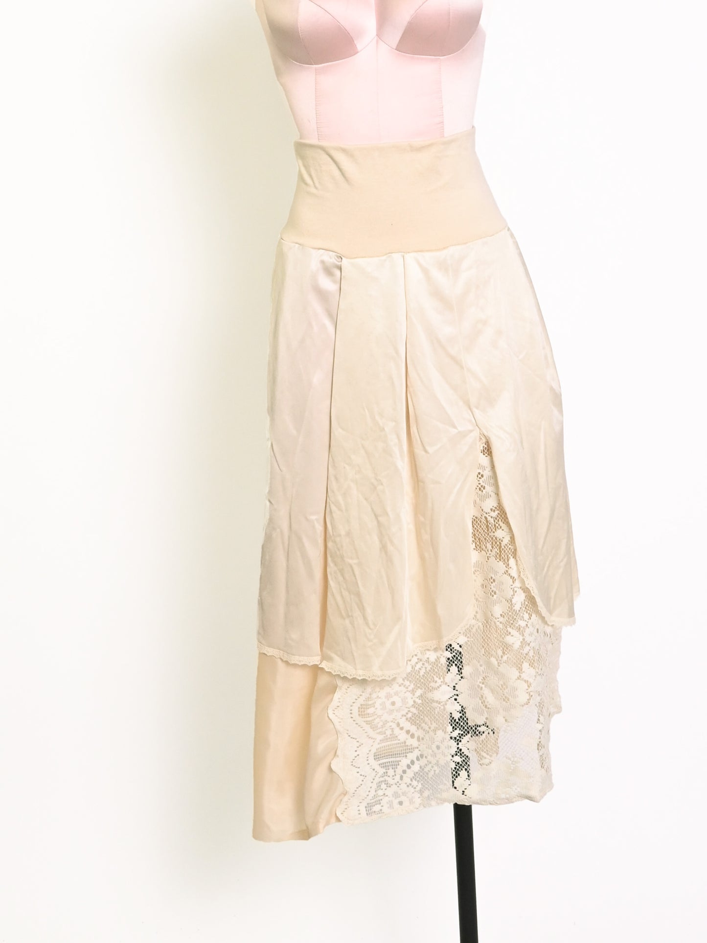 RACHEL'S Cream slip skirt (M/L) (find this at Friends Museum)