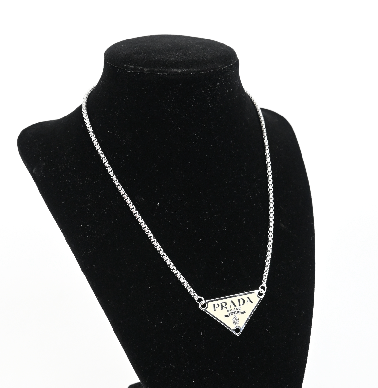 Emblem necklace Silver