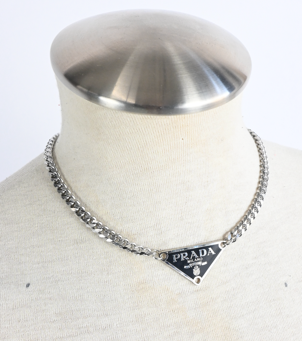 Thick chain emblem necklace